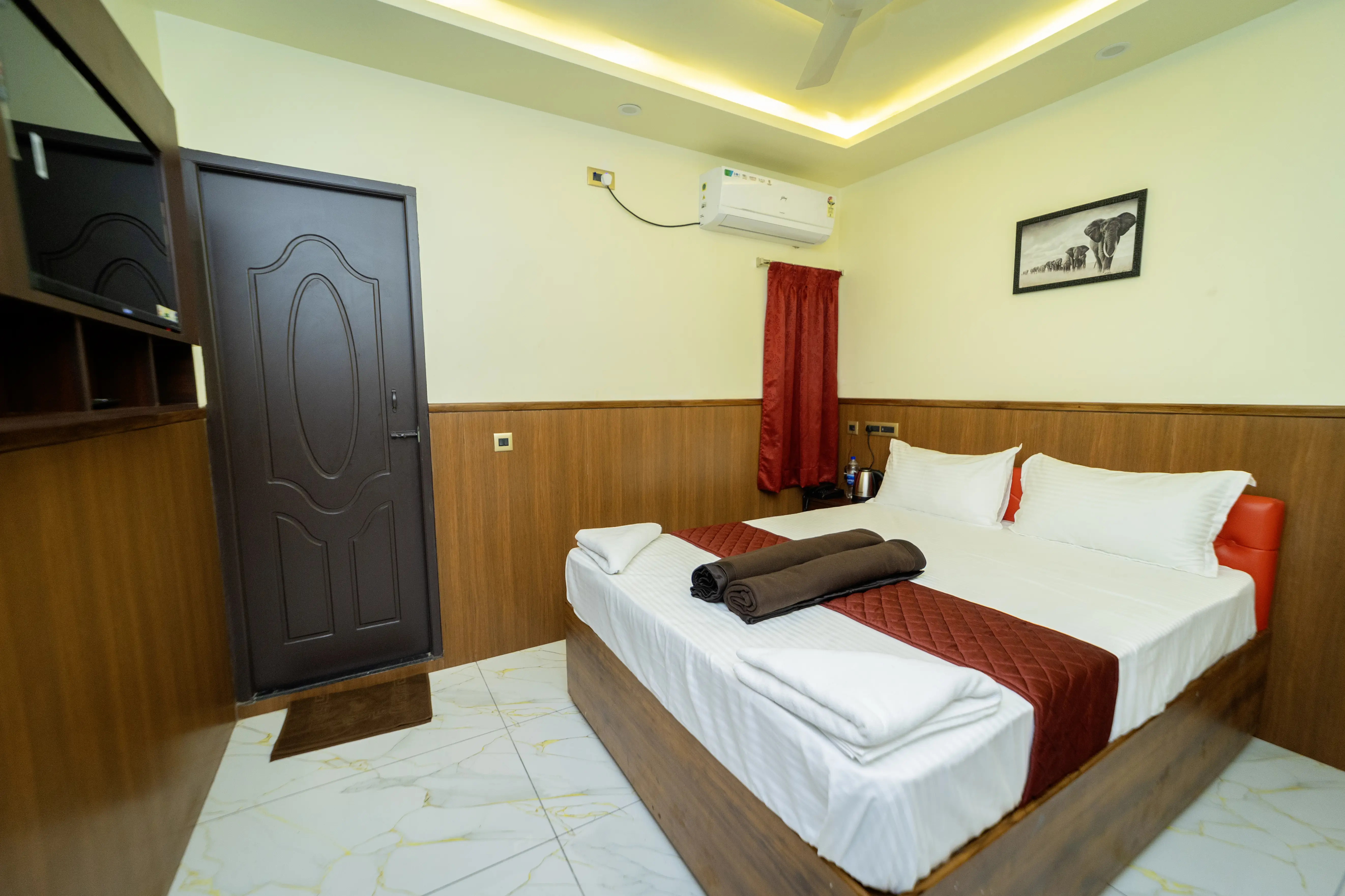 Double Room with bed, framed elephant print and TV unit